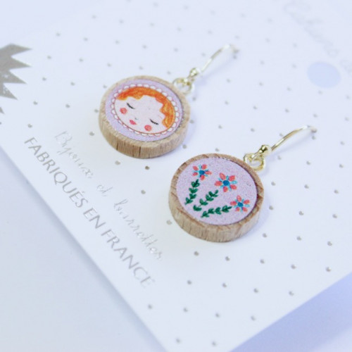 Petites boucles pendantes Matriochka mauve
